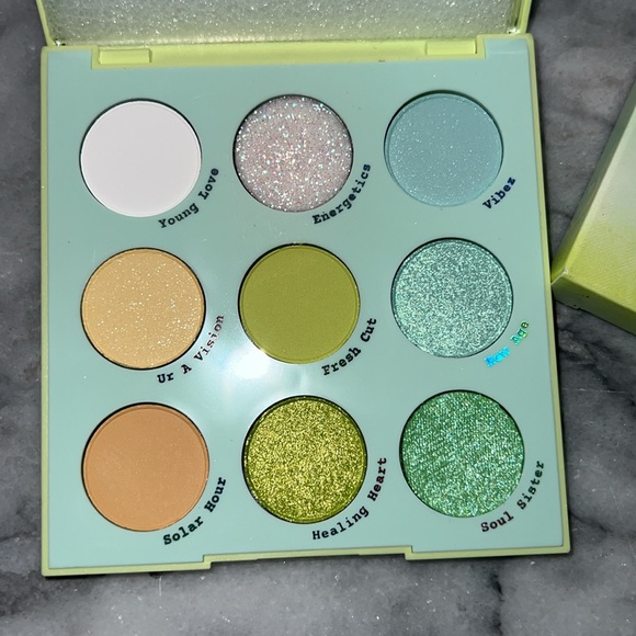 COLOUR POP Aura & Out eyeshadow palette - Picture 6 of 6